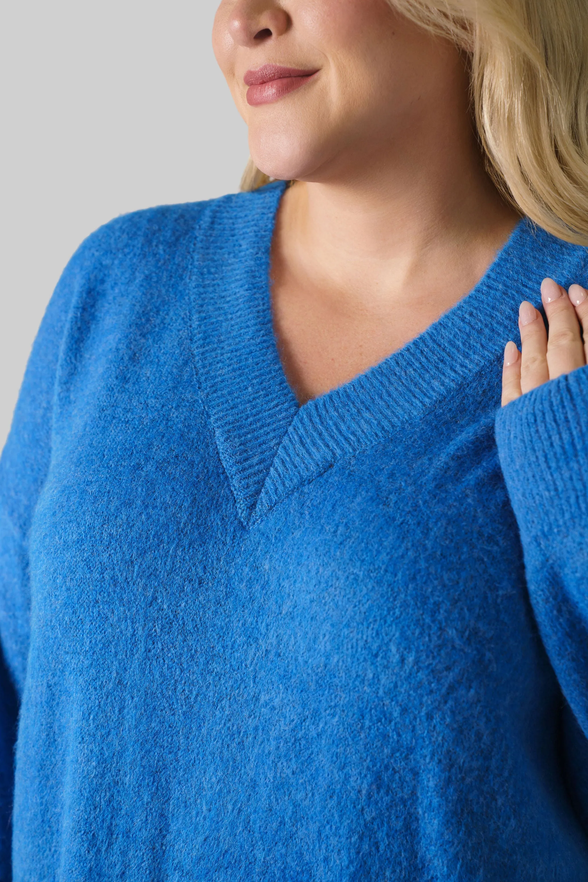 FLUFFY V-NECK LONG JUMPER